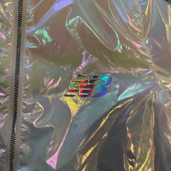 New Balance Womes Long Sleeve Full Zip Iridescent Windbreaker Jacket NEW Sz M - Picture 2 of 3